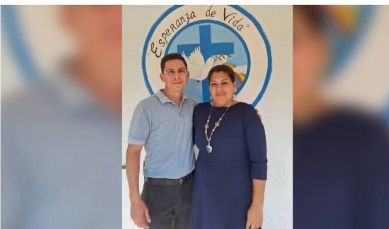 En la foto, dos pastores en la Isla de la Juventud