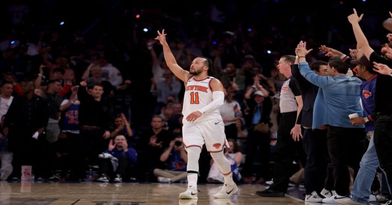 En la foto, los Knicks de Nueva York celebran victoria sobre Celtics de Boston