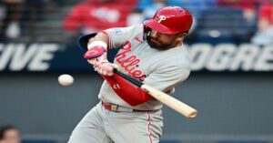 En la foto, Kyle Schwarber al momento de batear su jonrón 14 de la temporada