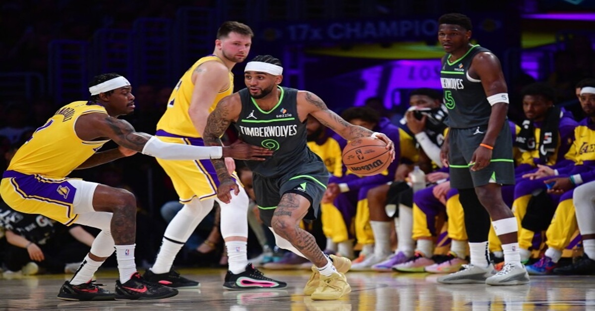 En la foto, momento del partido entre Lakers y Timberwolves
