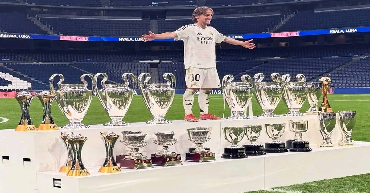 En al foto, Luka Modric posa con sus trofeos