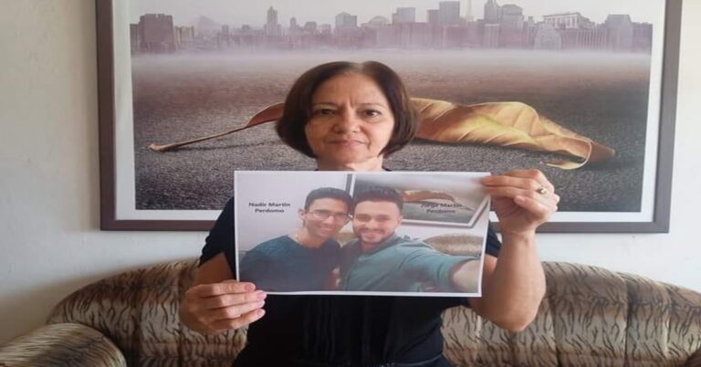 En la foto, la madre cubana Marta perdomo reclama la libertad de sus hijos presos del régimen