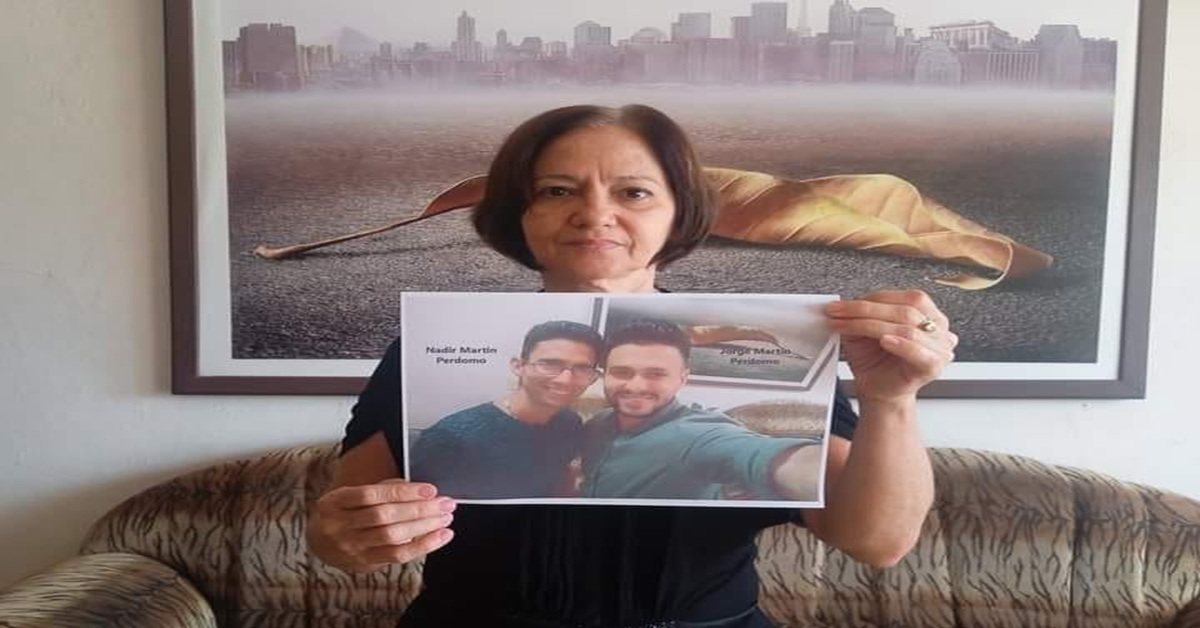 En la foto, la madre cubana Marta perdomo reclama la libertad de sus hijos presos del régimen