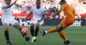 En la foto, Mbappé al momento de marcar ante el Sevilla