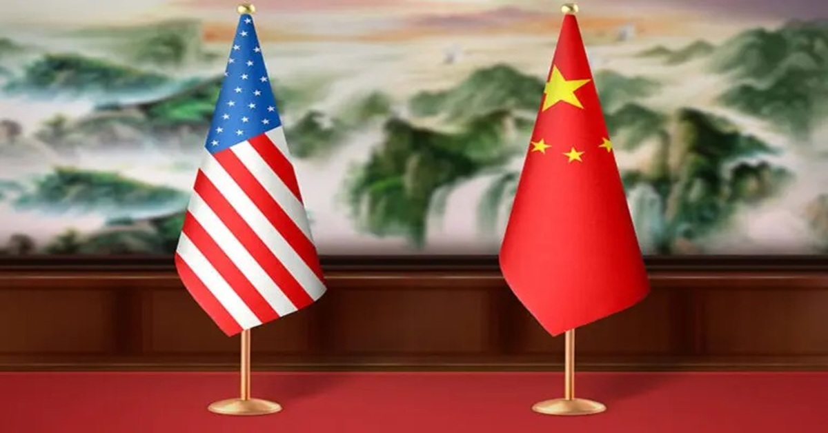 En la foto, las banderas de China y Estados Unidos