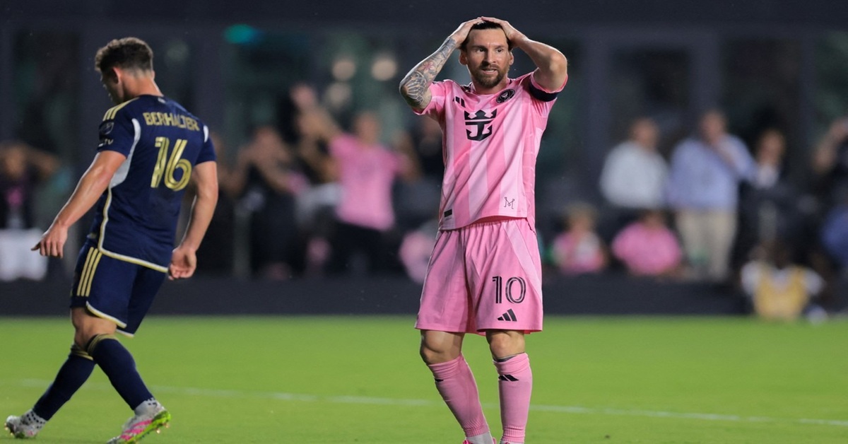 En la foto, el argentino Lionel Messi tras caer en la Concachampions