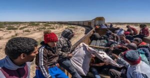 En la foto, Migrantes en la frontera de EEUU con México