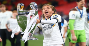 En la foto, Luka Modric levanta una Champions