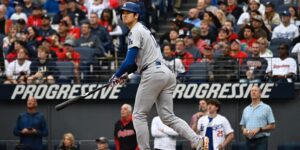 En la foto, Shohei Ohtani conecta su jonrón 20