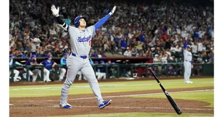 En la foto, Ohtani conecta jonrón y sentencia el partido entre Dodgers y Diammondbacks