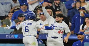 En la foto, el cubano Andy Pagés celebra tras batear un cuadrangular