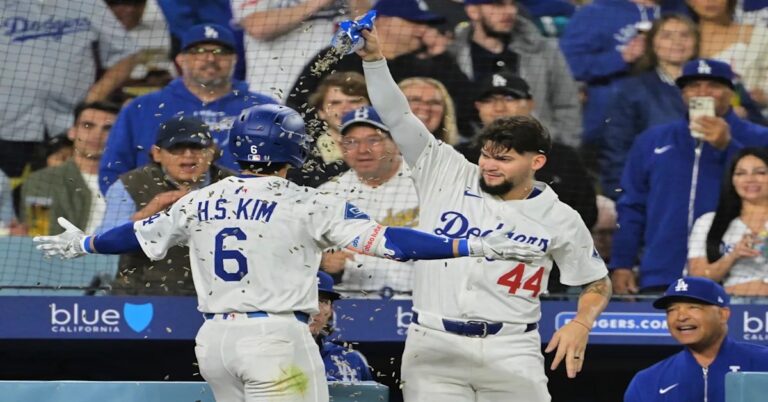En la foto, el cubano Andy Pagés celebra tras batear un cuadrangular