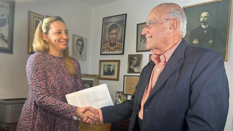 En la fdoto, Luisa González, a la izquierda