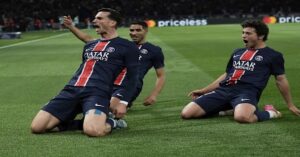 En la foto, jugadores del PSG celebran primer gol ante el Arsenal