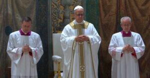 En la foto, el papa León XIV durante una misa