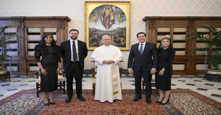 En la foto, el papa León XIV recibe a JD Vance y Marco Rubio