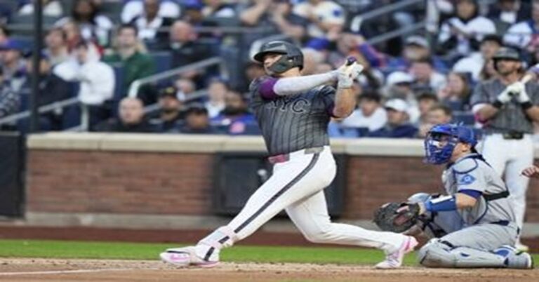 En la foto, Pete Alonso conecta jonrón ante Dodgers