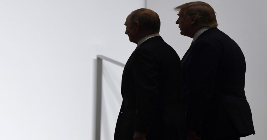 En la foto, una silueta de Donald Trump y Vladímir Putin