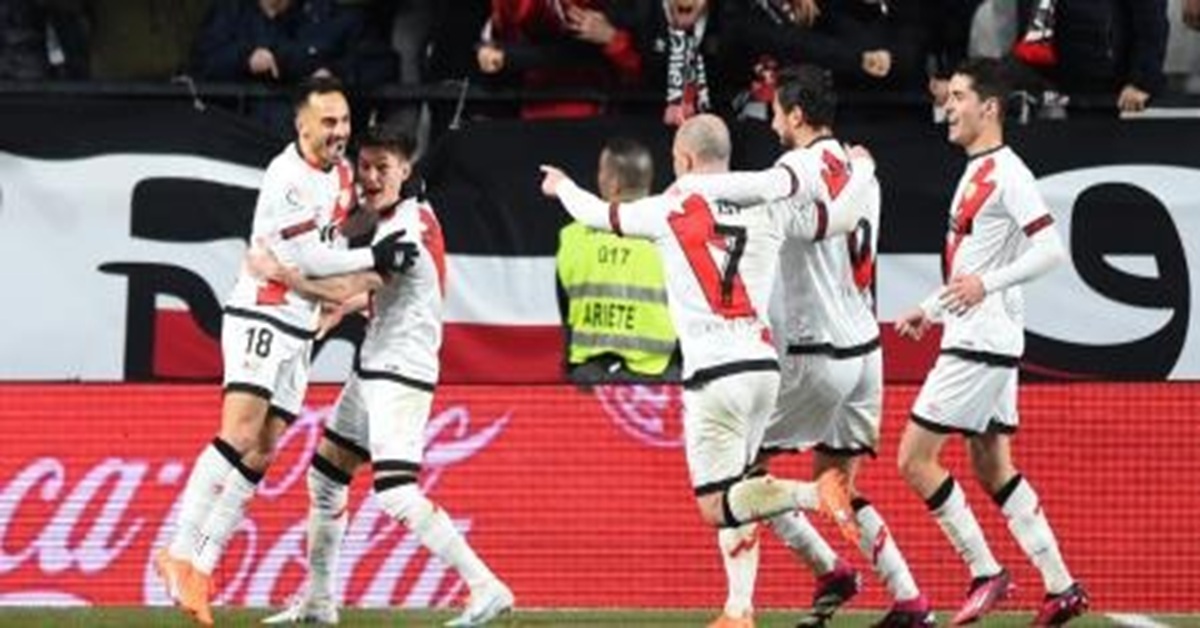 En la foto, el Rayo Vallecano celebra su regreso a competiciones europeas