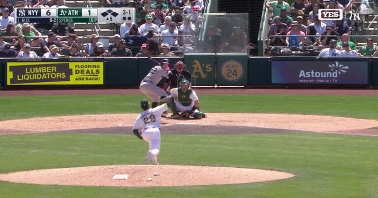 En la foto, el designadod e los Yankees, Ben Rice, al momento de conectar jonrón con las bases llenas