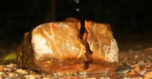 En la foto, una roca abierta al medio