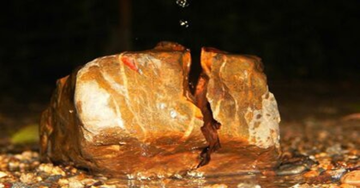 En la foto, una roca abierta al medio