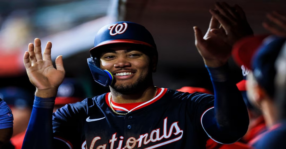 En la foto, el jardinero de los Nacionales Ahmed Rosario