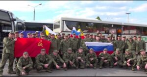 En la foto, prisioneros intercambiados entre Rusia y Ucrania