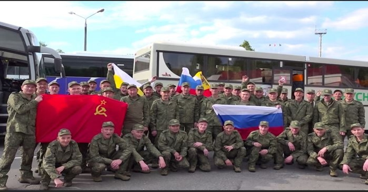 En la foto, prisioneros intercambiados entre Rusia y Ucrania