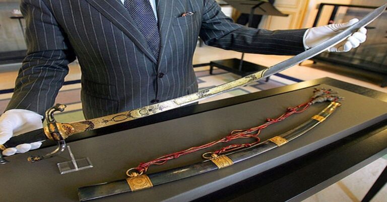 En la foto, el sabel subastado de Napoleón