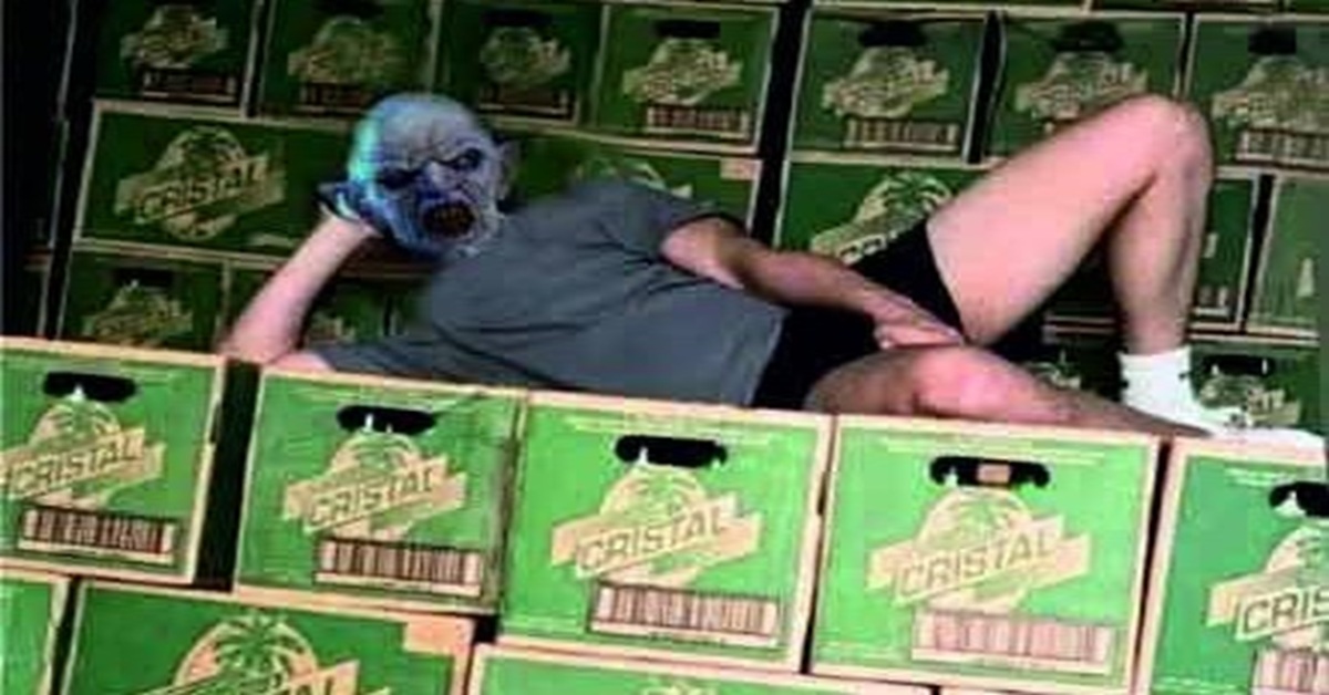 En la foto, el Vampiroch cubano sobre unas cajas de cerveza Cristal