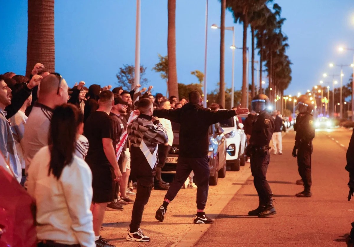 En la foto, aficionados del Sevilla controlados por la Policía en la ciudad deportiva del club