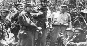 En la foto, los hermanos Castro y Crescencio Pérez, en la Sierra Maestra