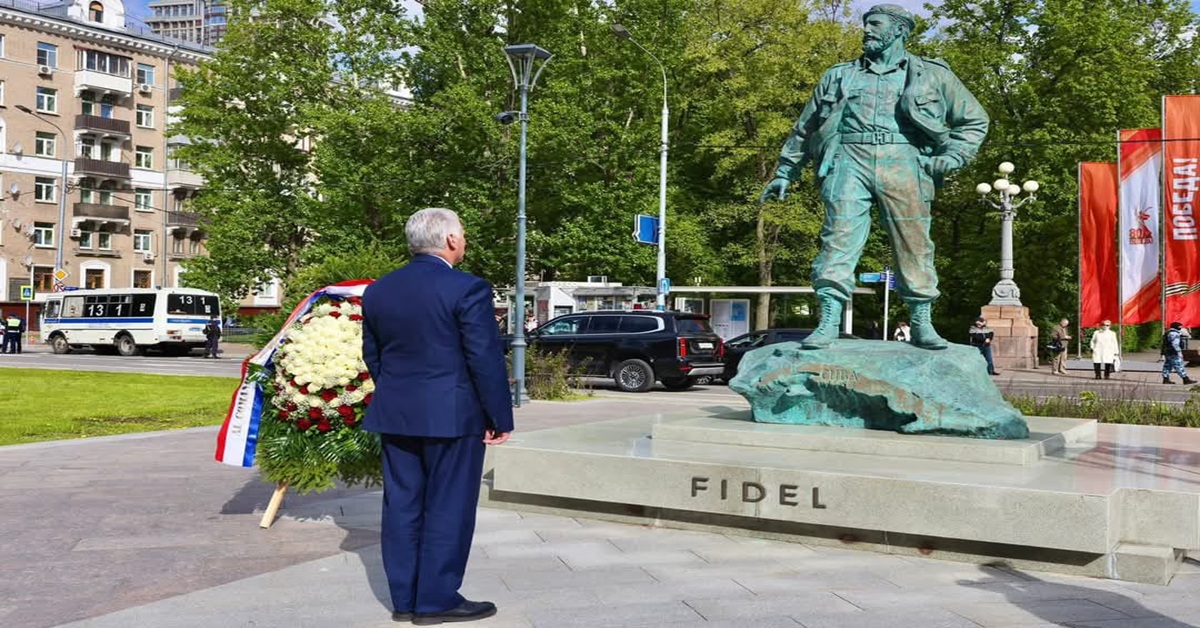 En la foto, el dictador cubano, Miguel Díaz-Canel, ante una estatua de Fidel Castro en Moscú