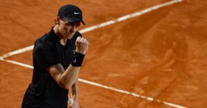En al foto, elt enista italianos Jannik Sinner celebra un punto ante el argentino Francisco Cerúndolo