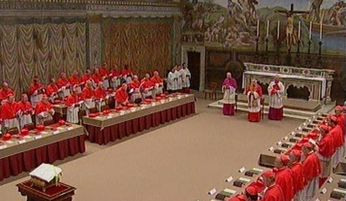 En la foto, los cardenales en la Capilla Sixtina