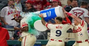 En la foto, jugadores de Los Angelinos 'bautizan' a Soler tras convertirse en héroe del juego