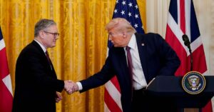 En la foto, el presidente Trump y el primer ministro británico se dan la mano