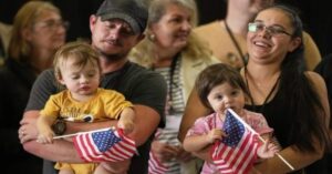 En la foto, sudafricanos blancos a su llegada a Estados Unidos, acogidos por Trump