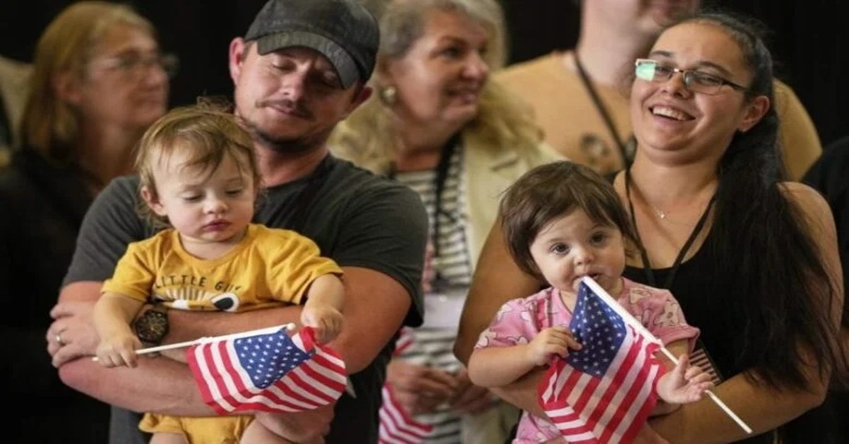 En la foto, sudafricanos blancos a su llegada a Estados Unidos, acogidos por Trump