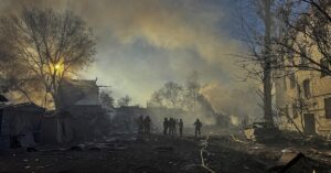 En la foto, una aldea en la zona de guerra entre Rusia y Ucrania