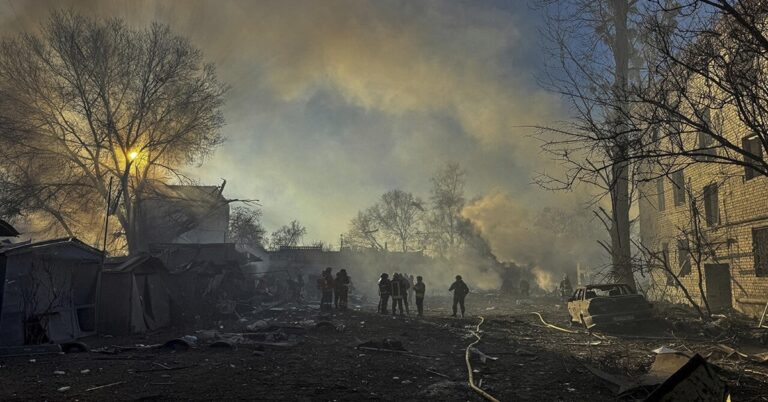 En la foto, una aldea en la zona de guerra entre Rusia y Ucrania