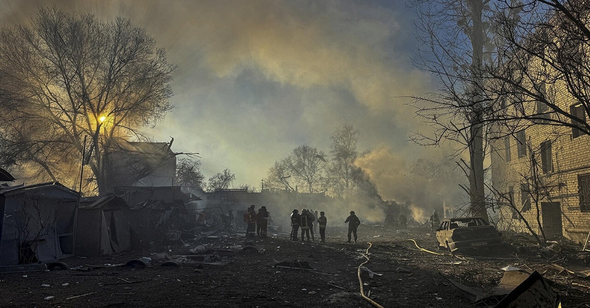 En la foto, una aldea en la zona de guerra entre Rusia y Ucrania
