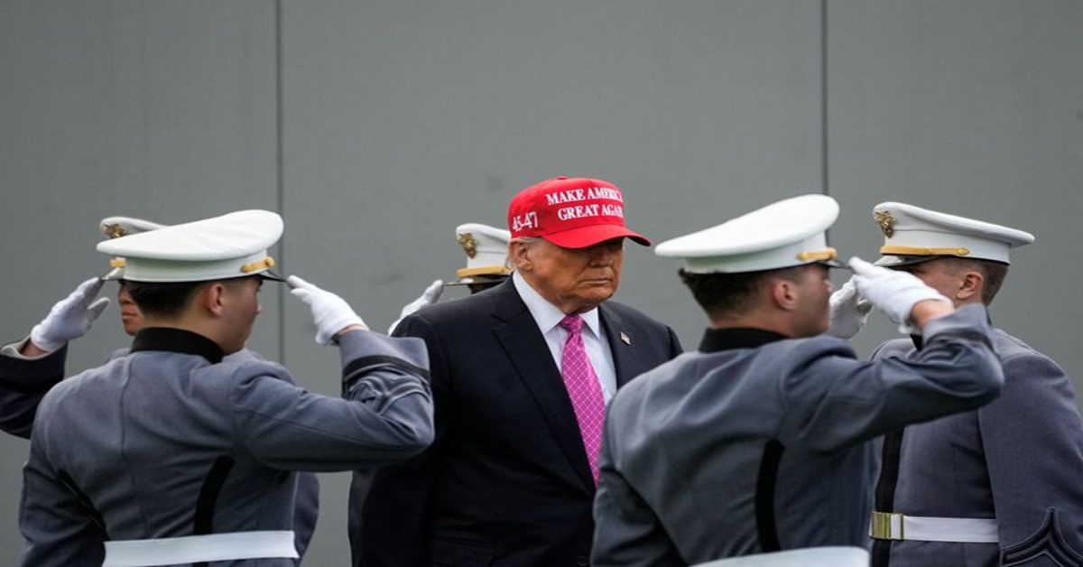 En la foto, el presidente Trump en West Point