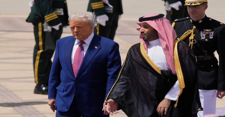 En la foto, el presidente Trump a su llegada a Arabia Saudita