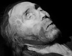 En la foto, la momia encontrada en el desierto chino