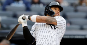 En la foto, el venezolano Jorbit Vivas, autor del jonrón que decidió el juego entre Rangers y Yankees