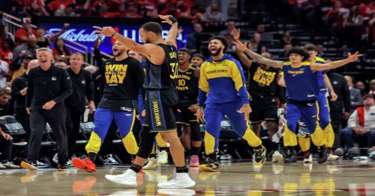 En la foto, Los Warriors celebran pase a semifinales del Oeste