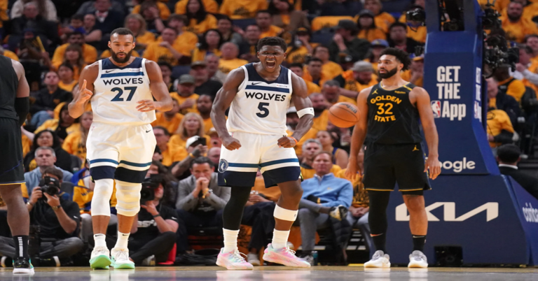 En la foto, momento del partido entre los Warrtiors y los Timberwolves