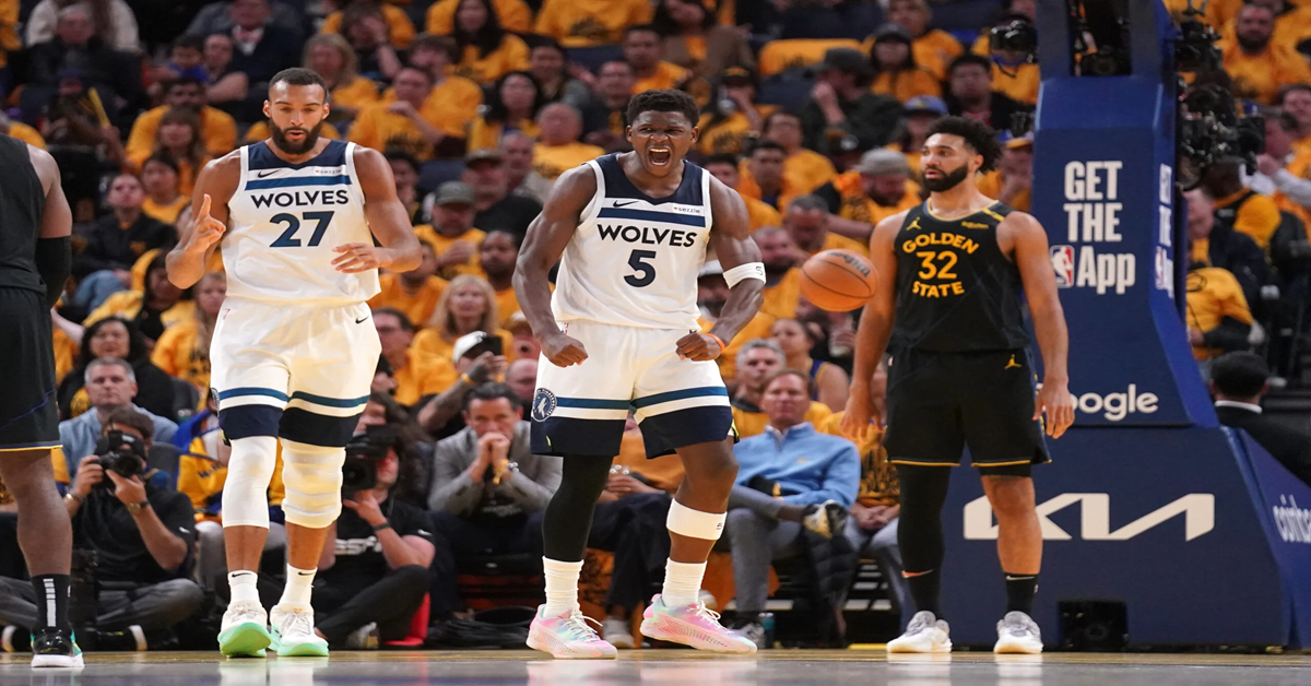 En la foto, momento del partido entre los Warrtiors y los Timberwolves